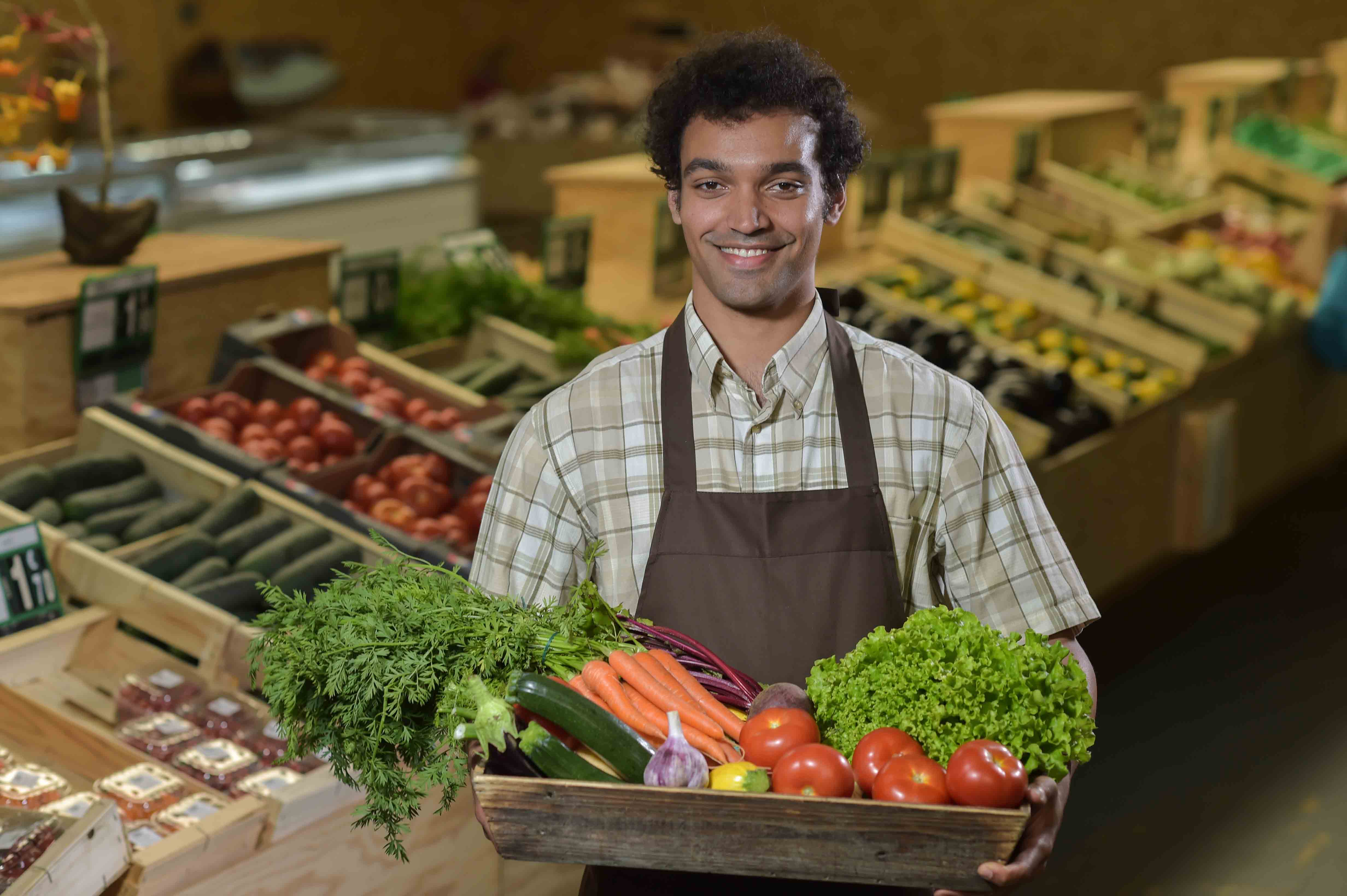 Вакансии продавца овощей. Продавец овощного магазина. Продавец в овощной лавке. Овощной Маази НПРОДАВЕЦ. Мужчина в овощном магазине.